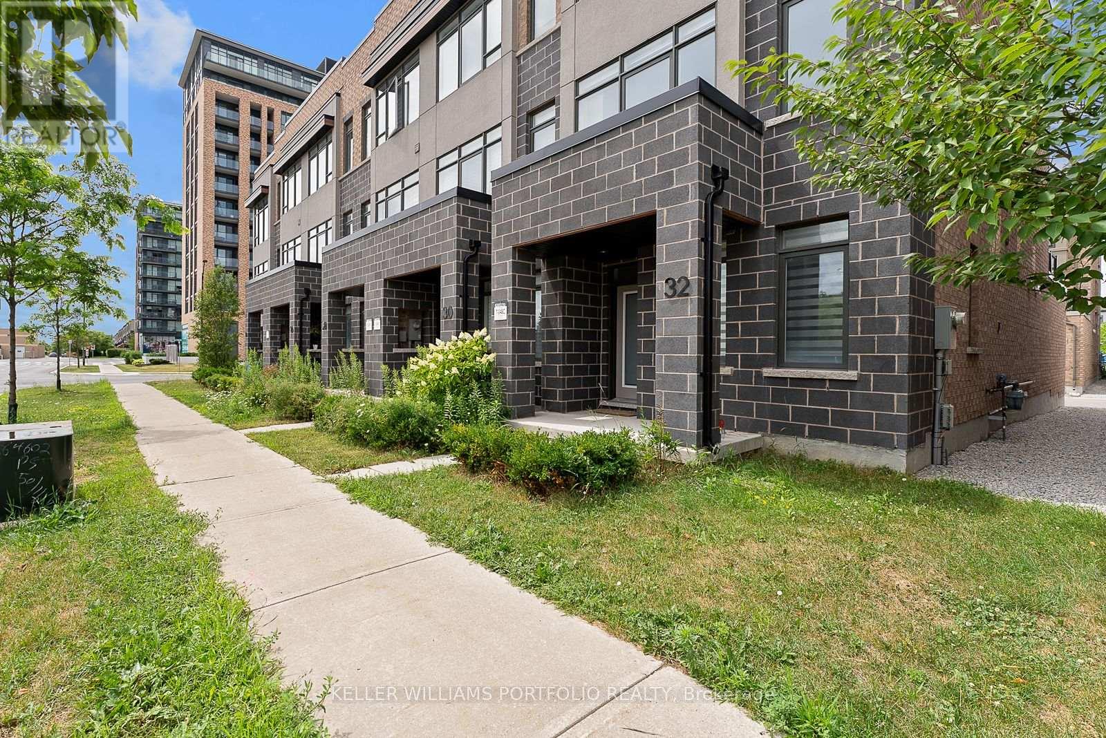 Photo 3 of 32 Troon Avenue, Vaughan ON