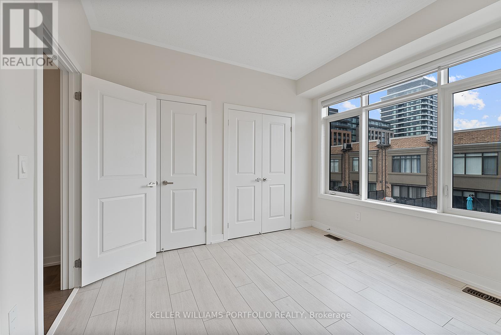 Photo 5 of 32 Troon Avenue, Vaughan ON