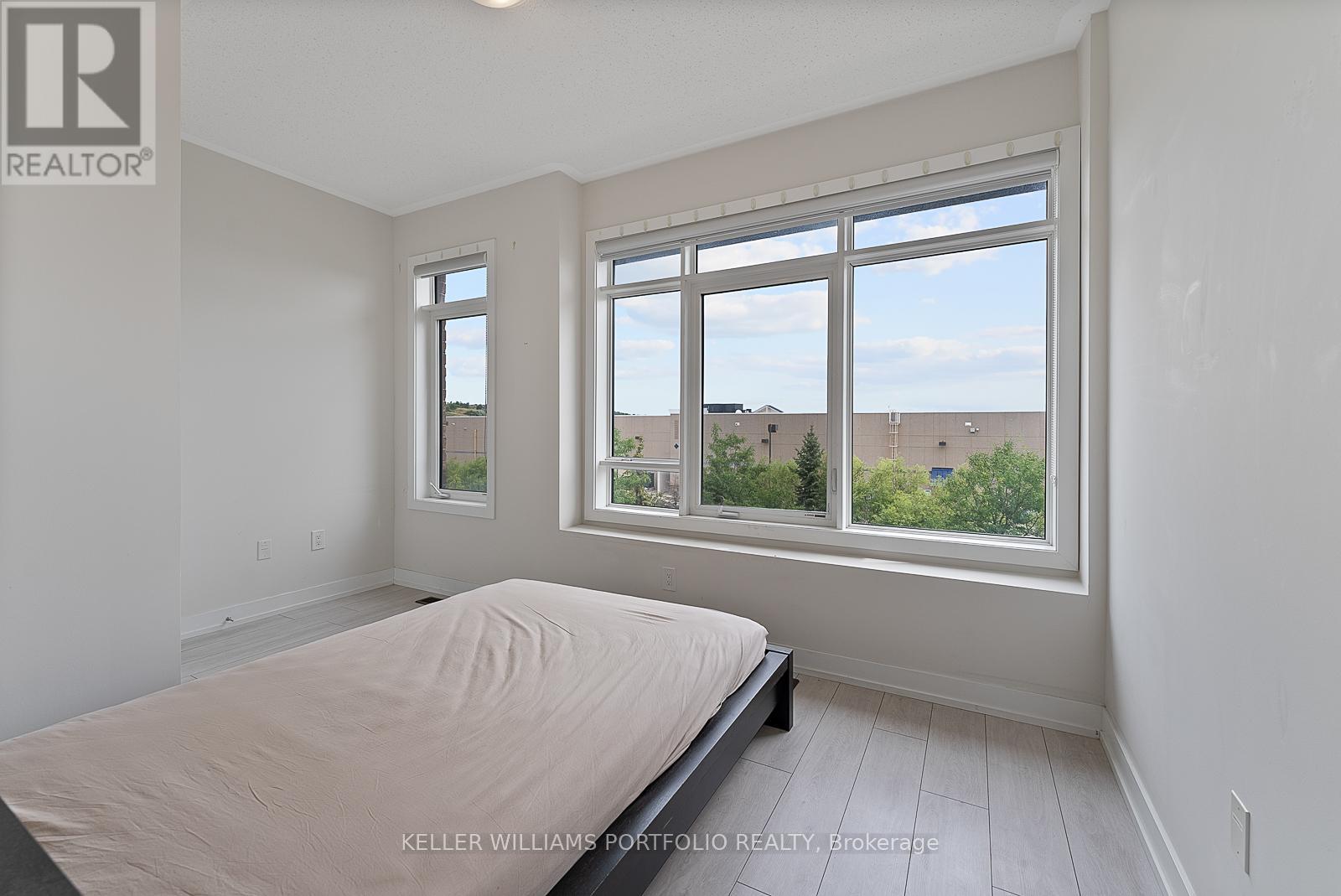 Photo 8 of 32 Troon Avenue, Vaughan ON