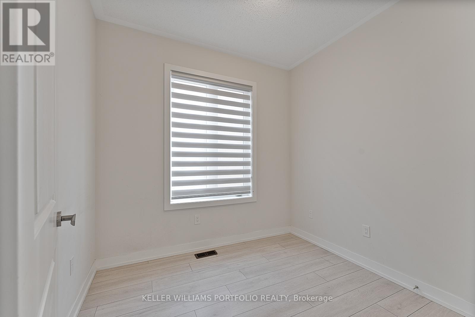 Photo 16 of 32 Troon Avenue, Vaughan ON