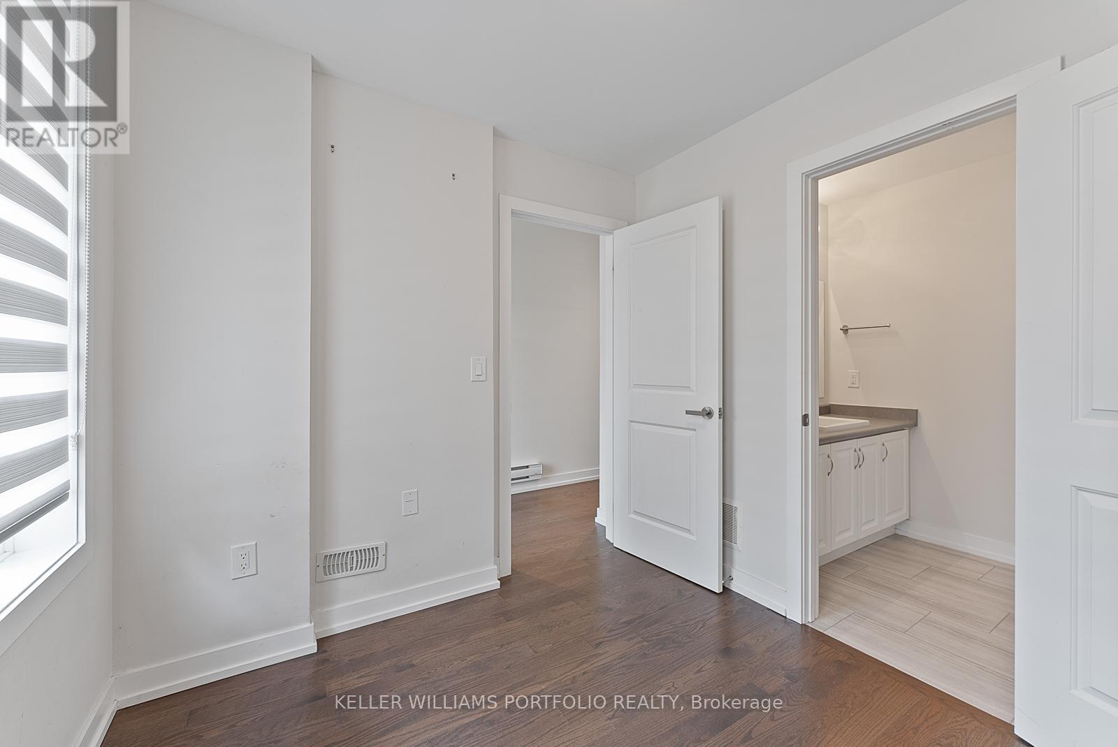 Photo 11 of 32 Troon Avenue, Vaughan ON