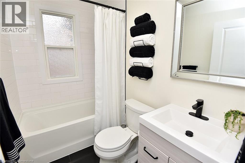 Photo 23 of 45 Dunkirk Drive, Hamilton ON