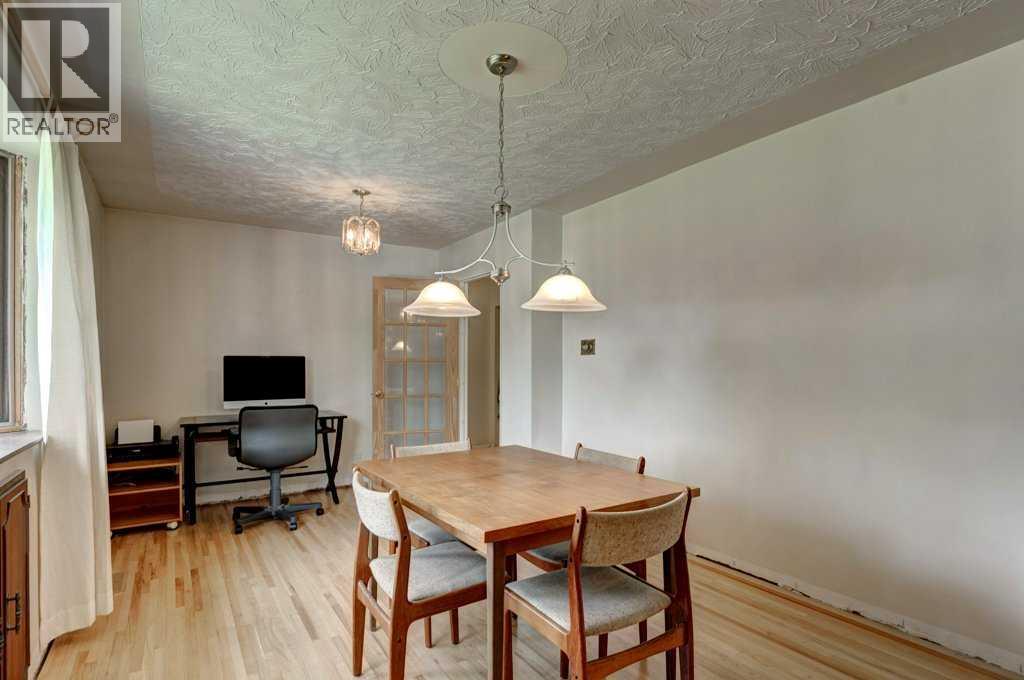 Photo 2 of 39 Gladys Ridge Road Sw, Calgary AB