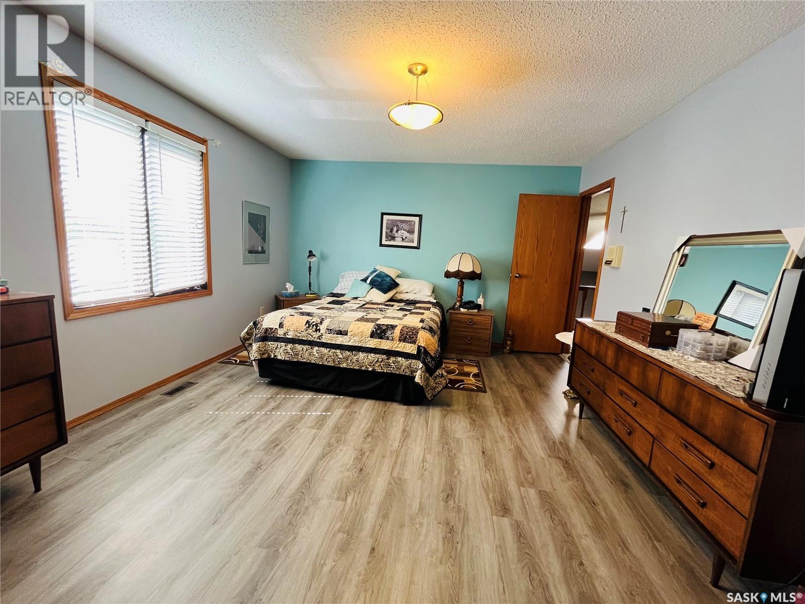 Photo 16 of 330 Cowie Crescent, Swift Current SK