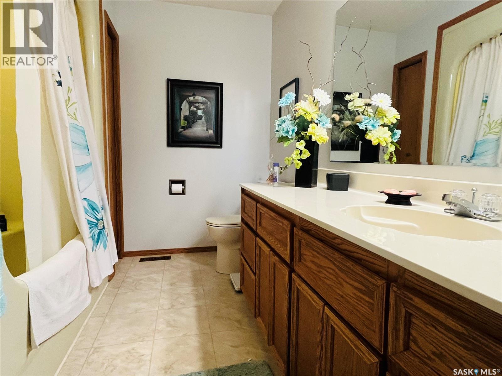 Photo 21 of 330 Cowie Crescent, Swift Current SK