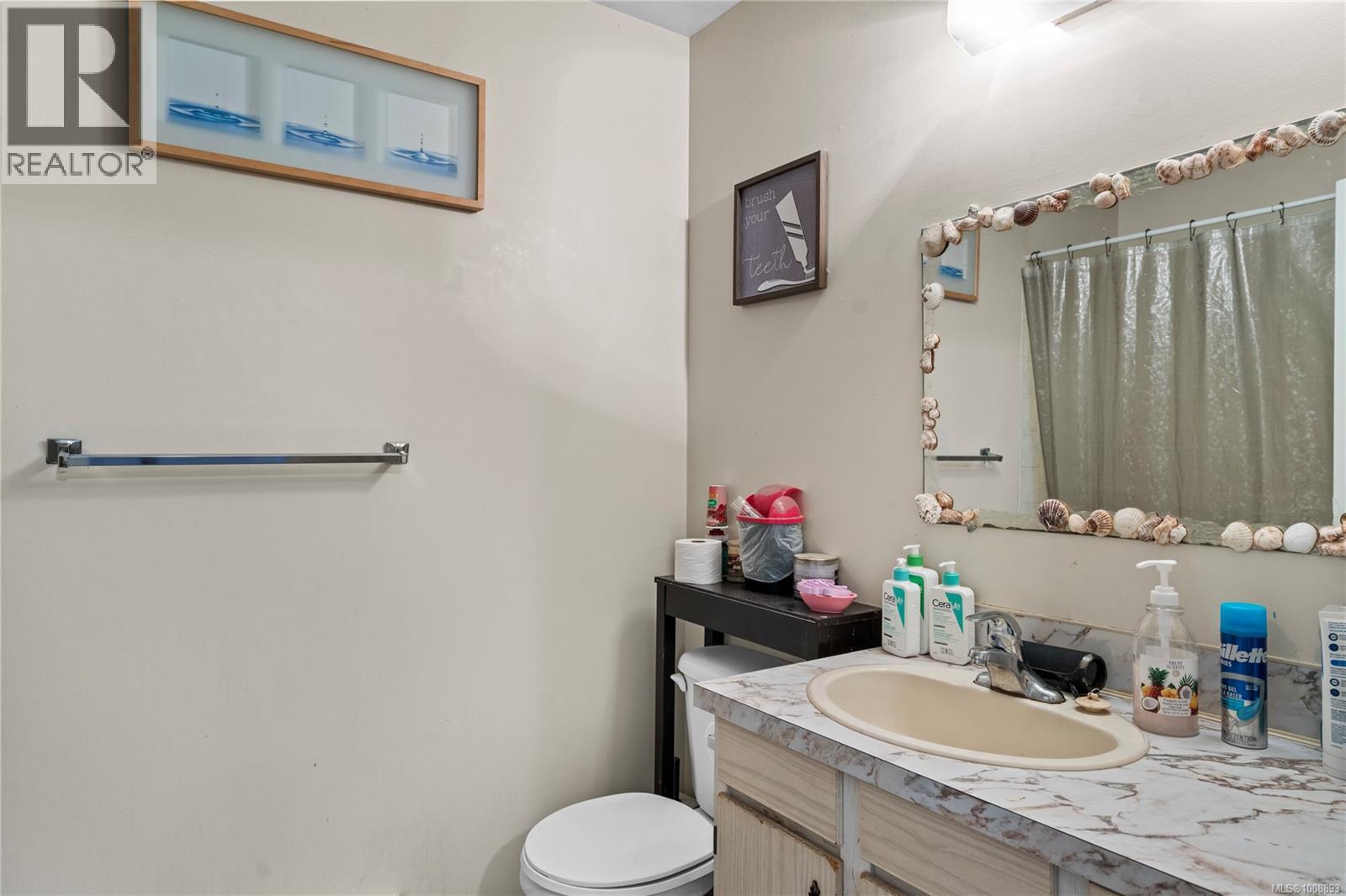 Photo 3 of A 1060 St George Cres, Nanaimo BC
