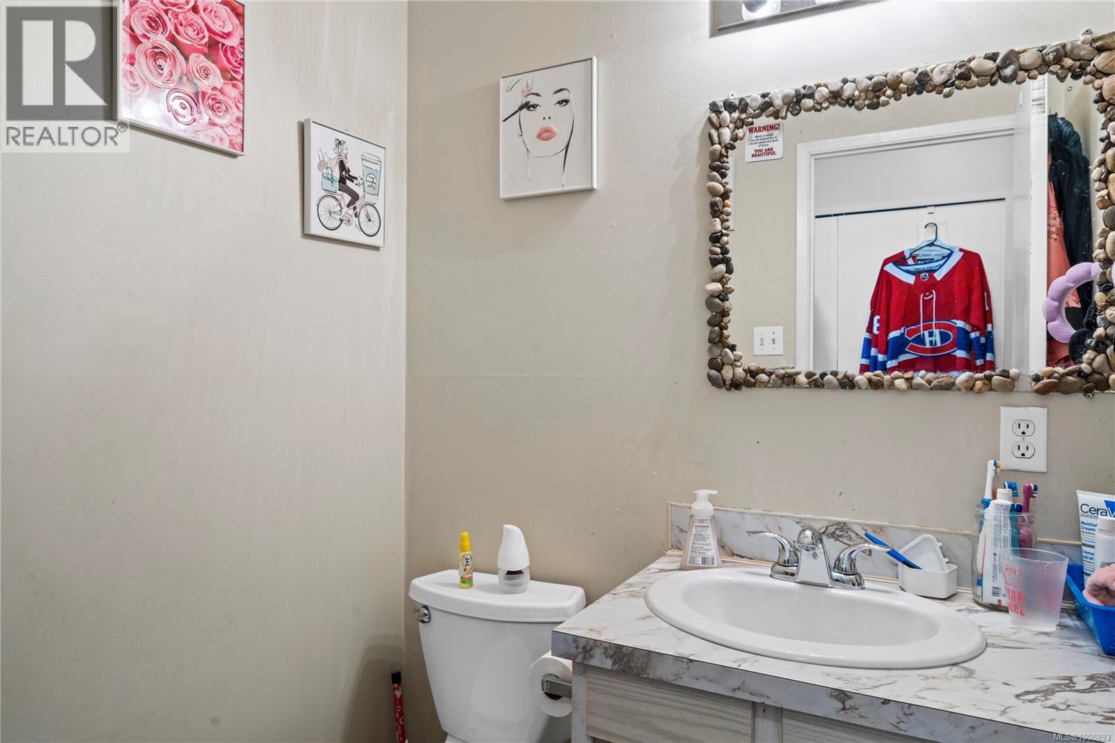 Photo 13 of A 1060 St George Cres, Nanaimo BC