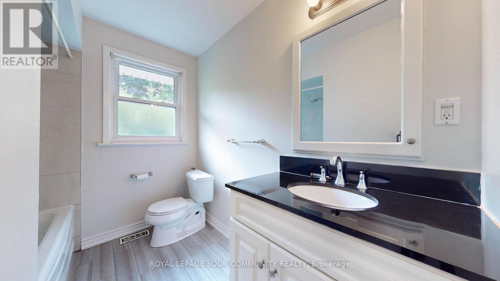 Photo 24 of 39 Silverview Drive, Toronto ON