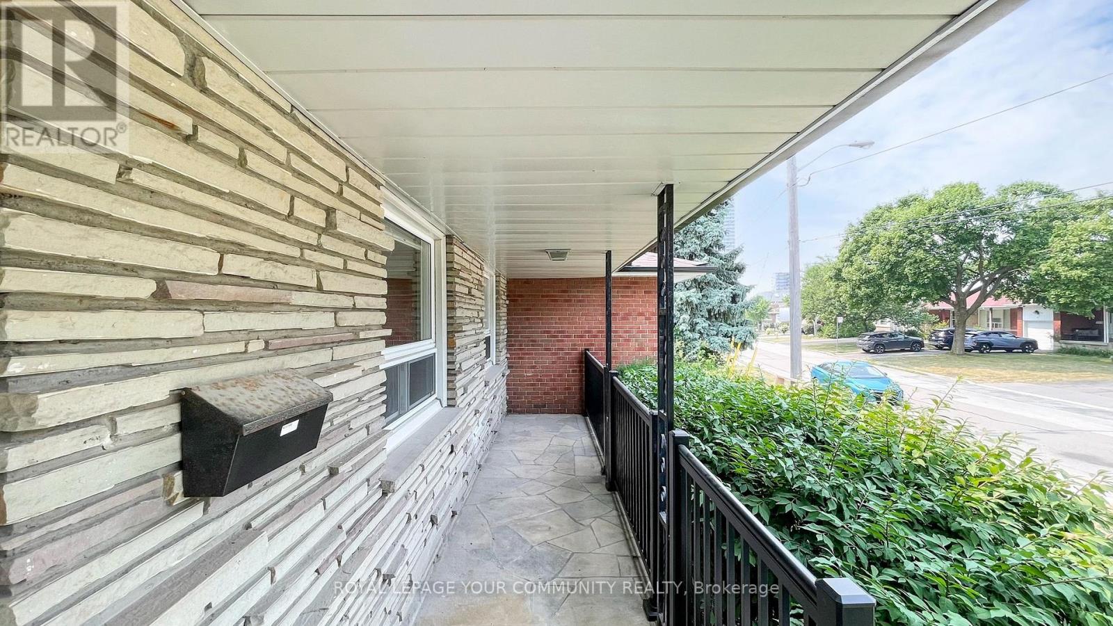 Photo 5 of 39 Silverview Drive, Toronto ON