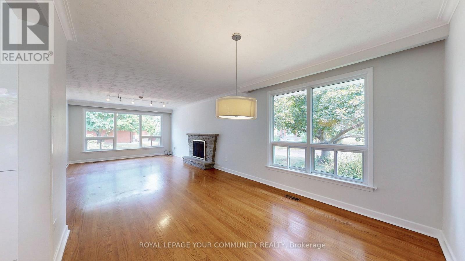 Photo 7 of 39 Silverview Drive, Toronto ON