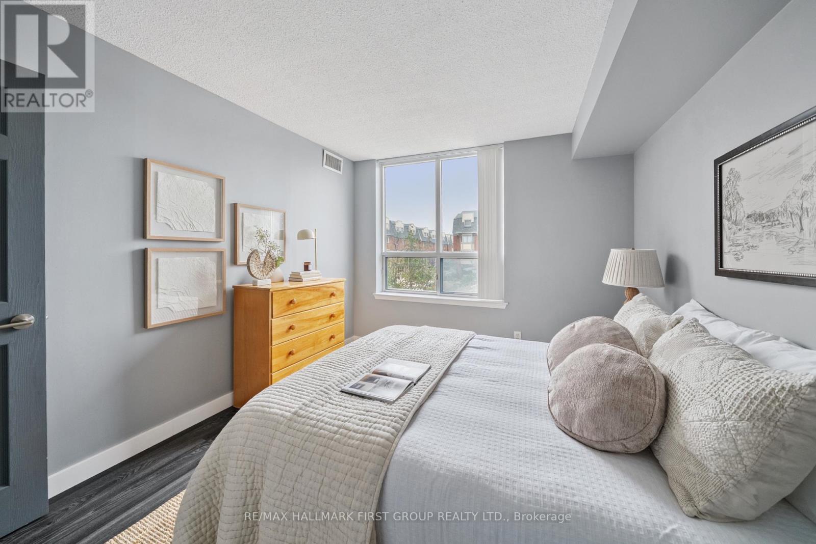 Photo 3 of 204 1625 Pickering Parkway, Pickering ON