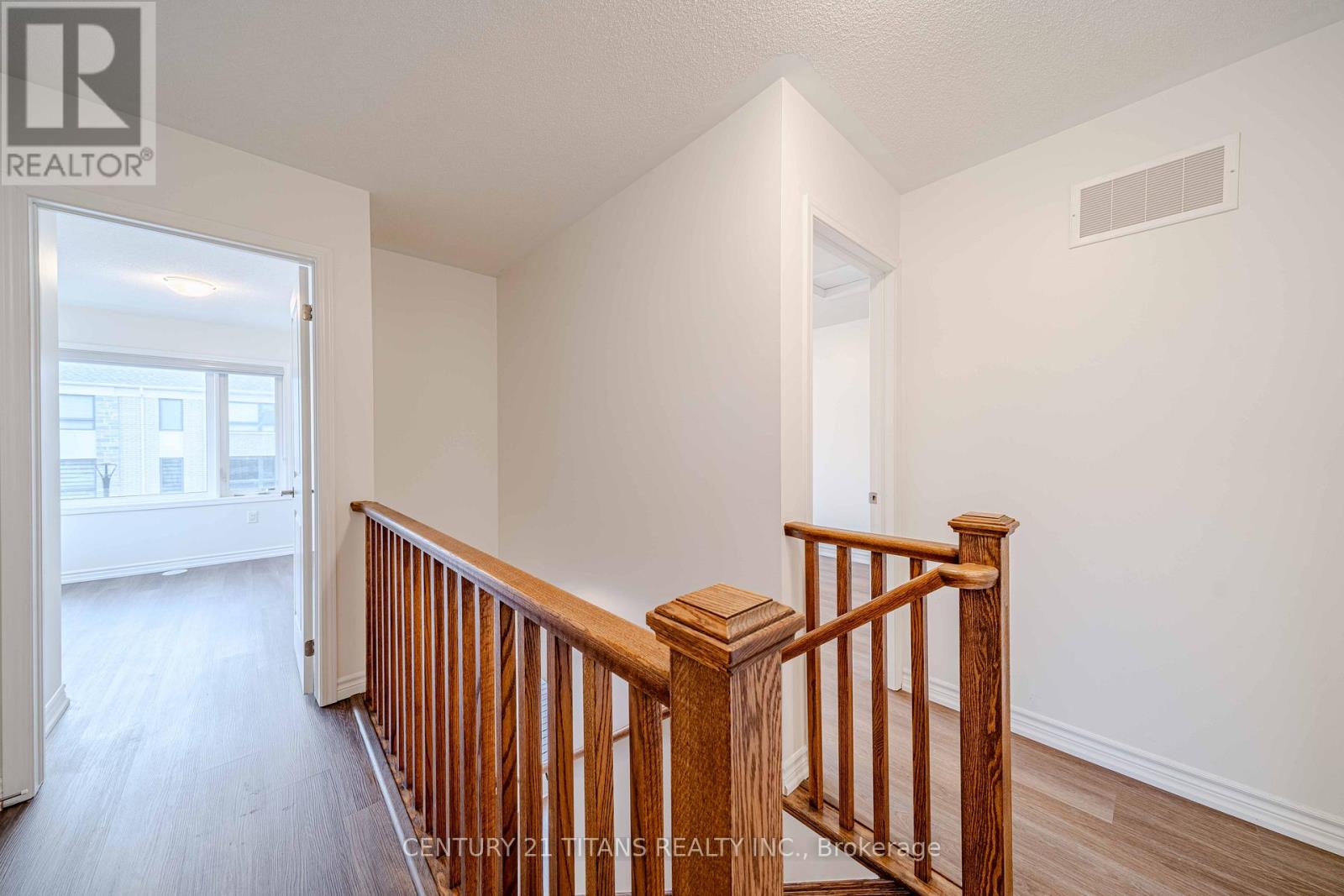 Photo 2 of 3321 Thunderbird Promenade, Pickering ON