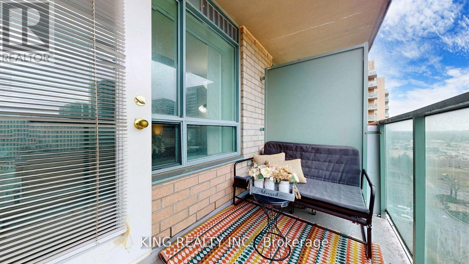 Photo 5 of 901 23 Oneida Crescent, Richmond Hill ON