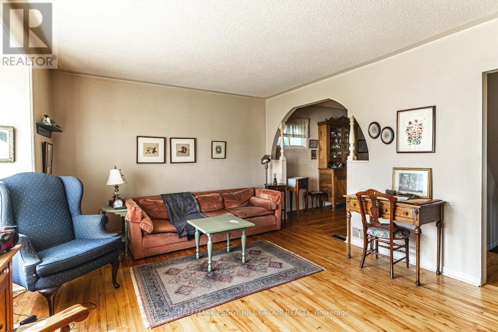 Photo 2 of 306 Cawthra Boulevard, Newmarket ON