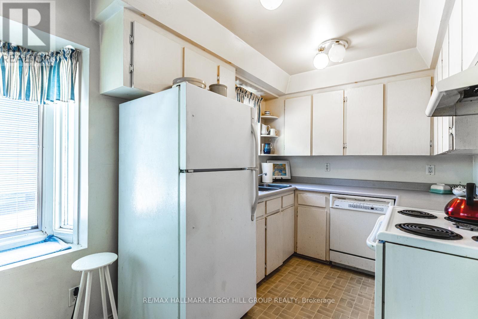 Photo 4 of 306 Cawthra Boulevard, Newmarket ON