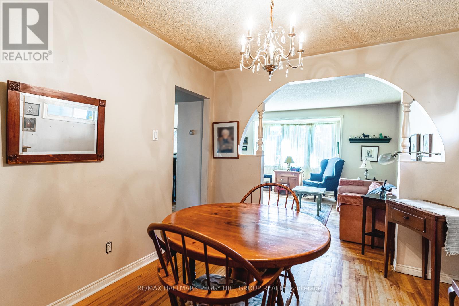 Photo 5 of 306 Cawthra Boulevard, Newmarket ON