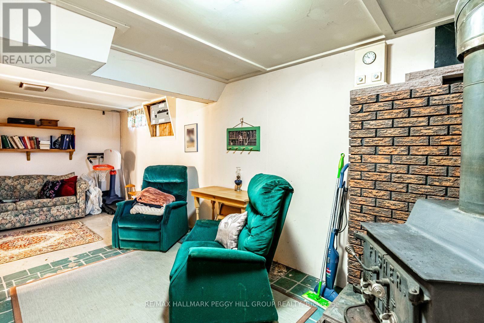 Photo 9 of 306 Cawthra Boulevard, Newmarket ON
