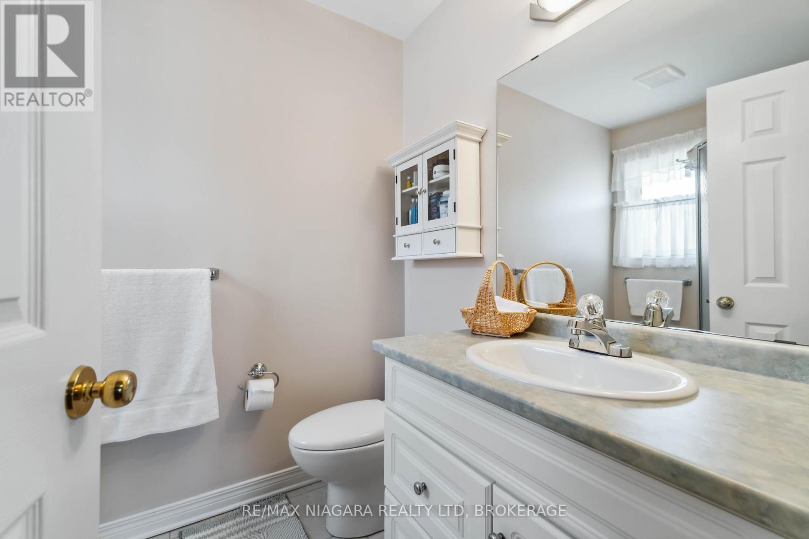 Photo 10 of 8123 Beaver Glen Drive, Niagara Falls ON