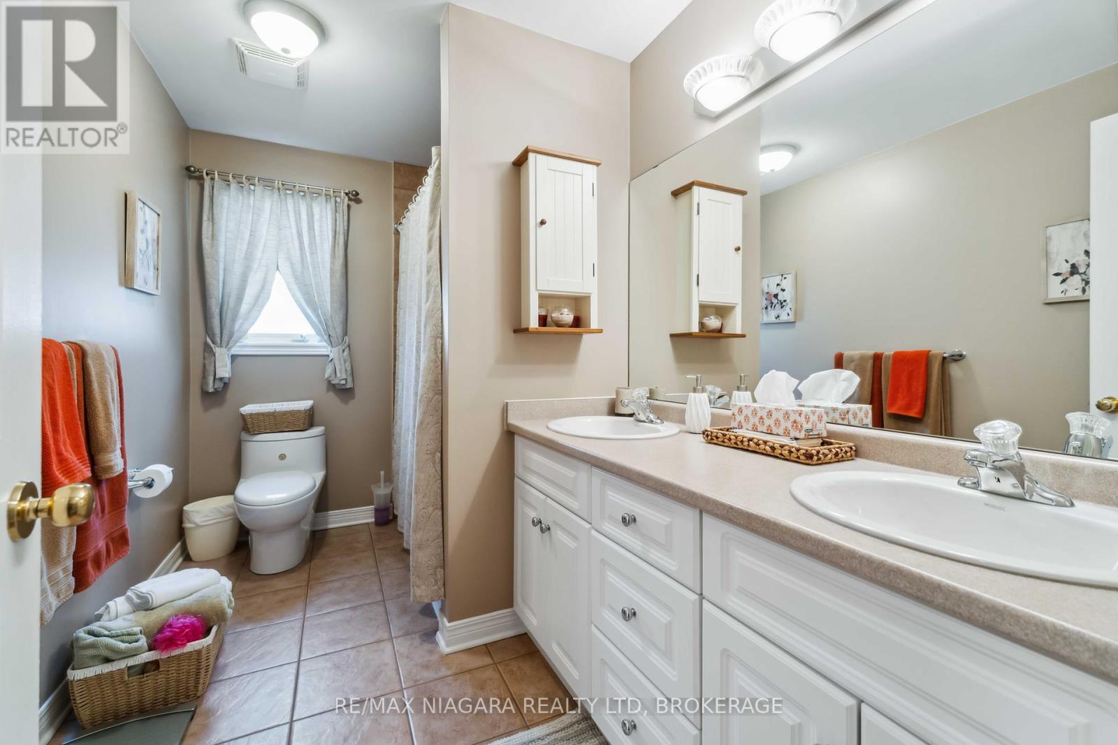 Photo 2 of 8123 Beaver Glen Drive, Niagara Falls ON