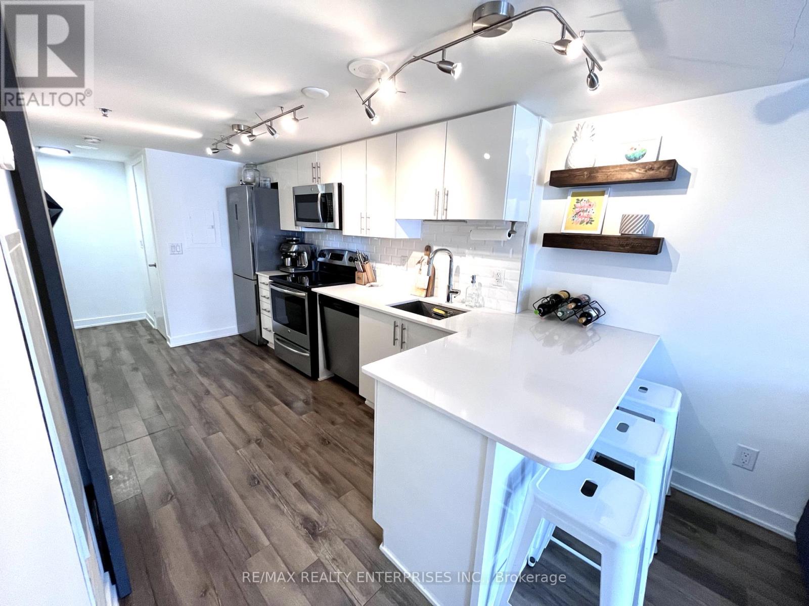 Photo 10 of Th 1 11 Superior Avenue, Toronto ON