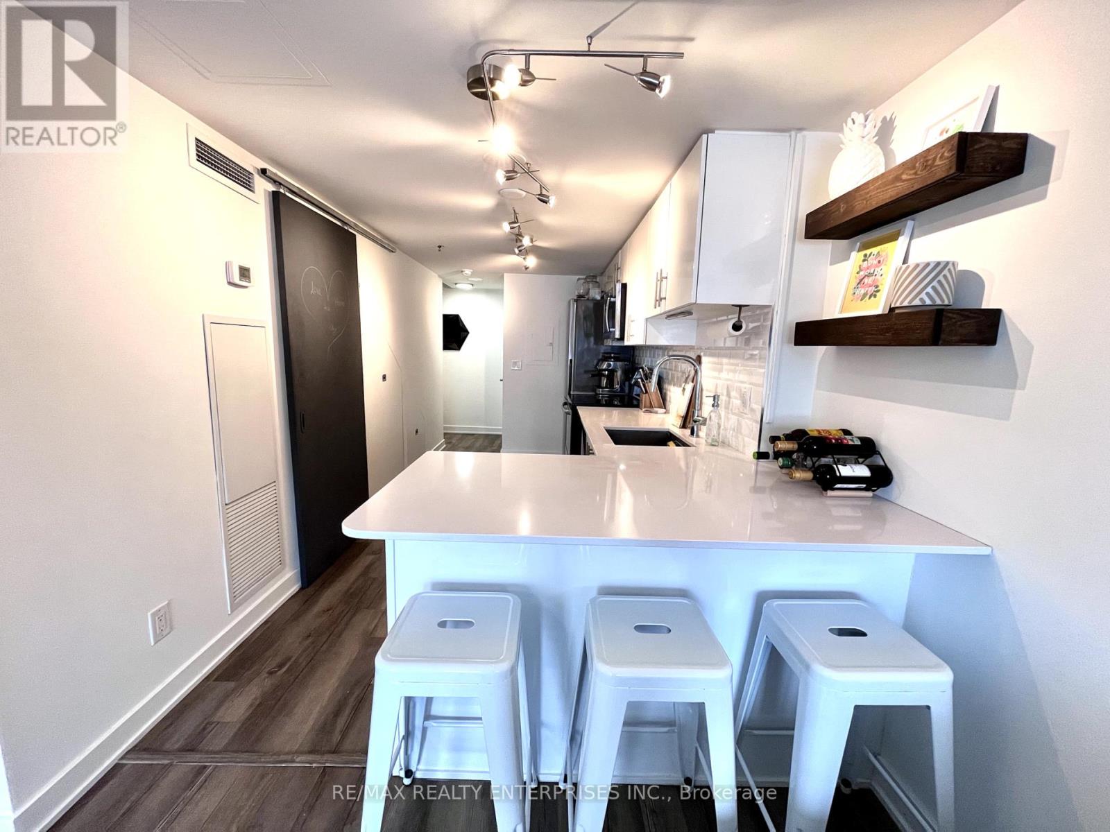 Photo 24 of Th 1 11 Superior Avenue, Toronto ON