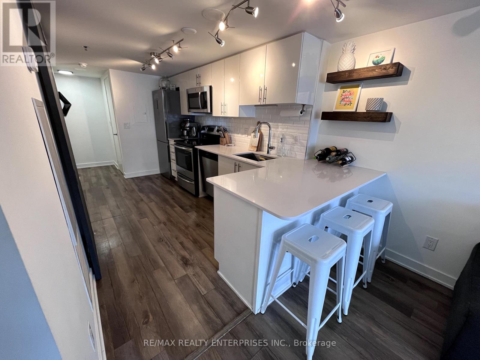 Photo 1 of Th 1 11 Superior Avenue, Toronto ON
