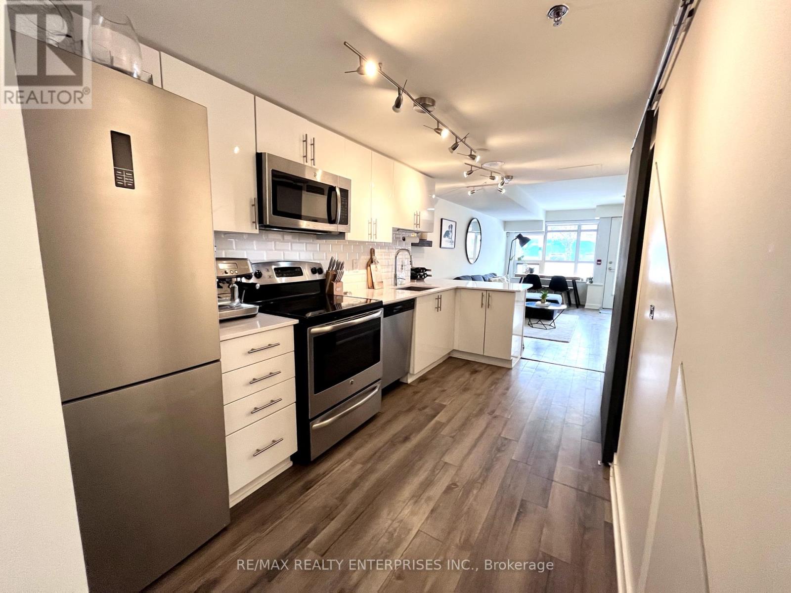 Photo 26 of Th 1 11 Superior Avenue, Toronto ON