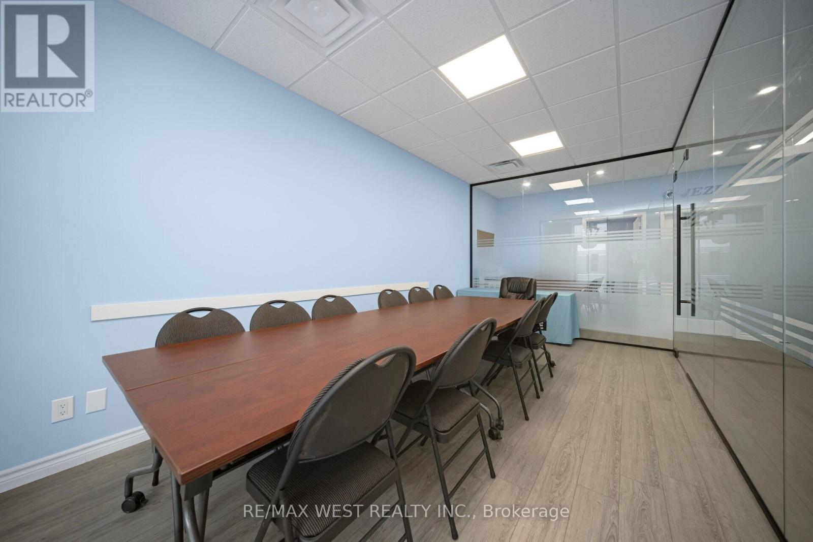Photo 4 of 17 1235 Queensway E, Mississauga ON
