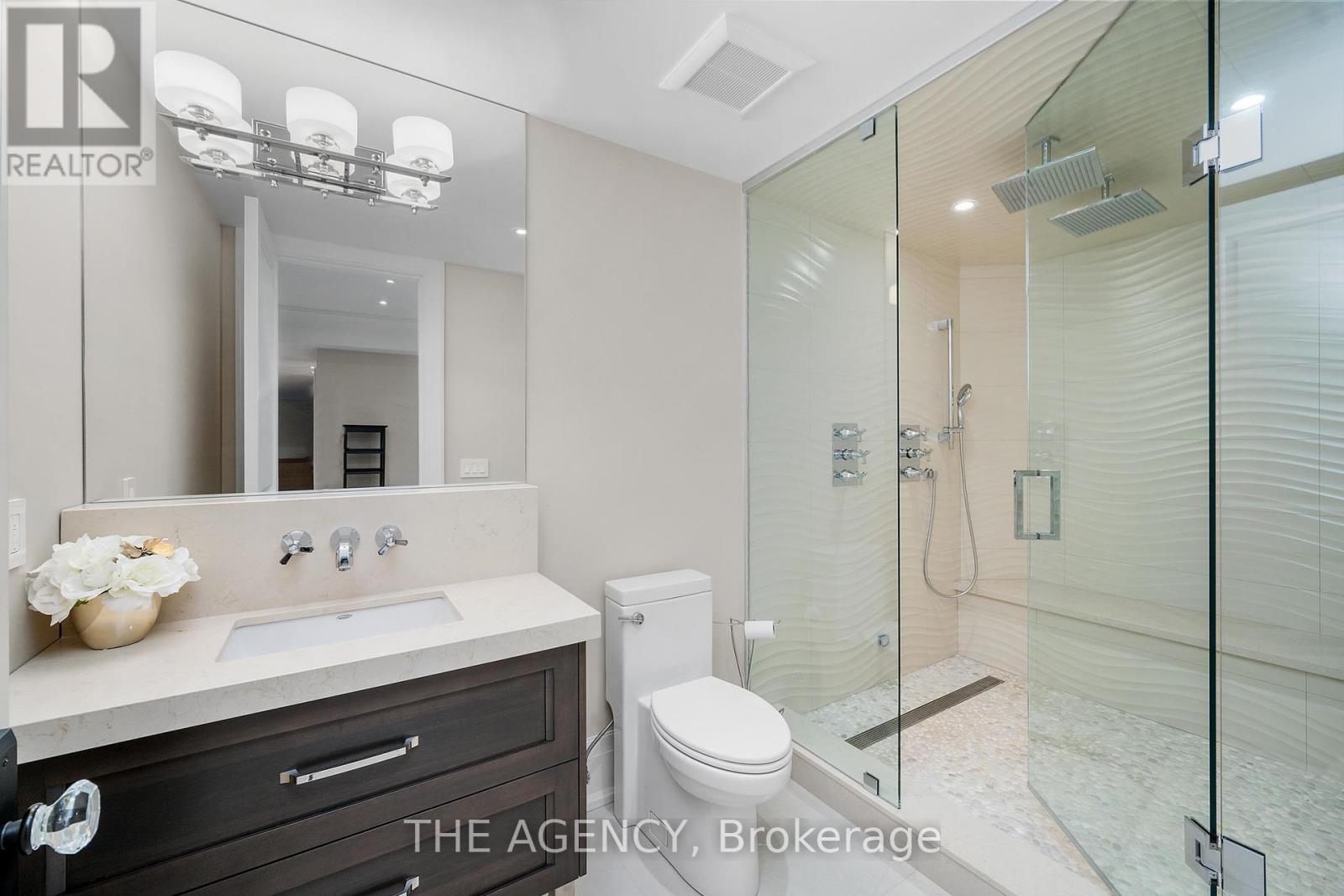 Photo 37 of 49 Bayside Court, Vaughan ON