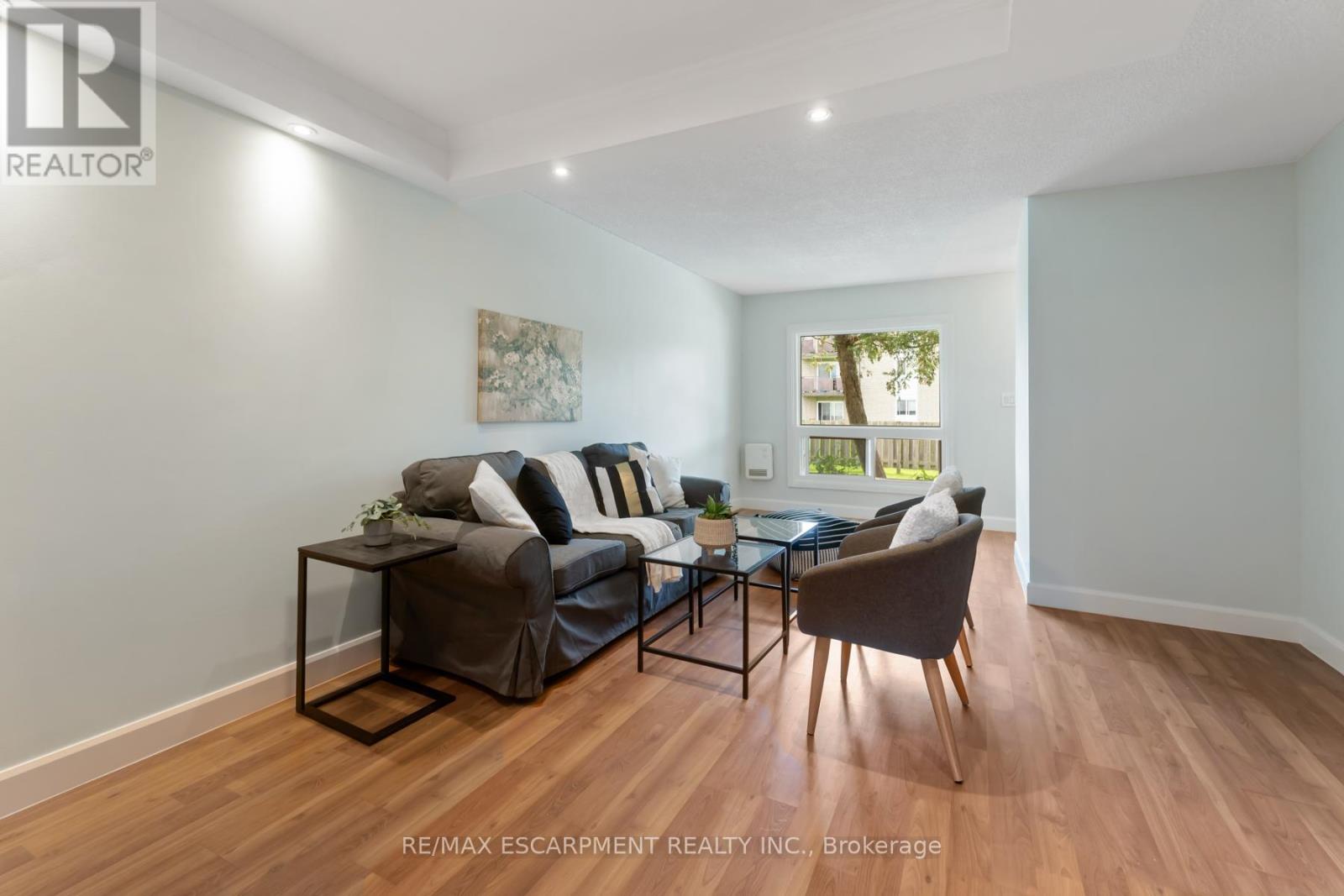 Photo 3 of 10 8646 Willoughby Drive, Niagara Falls ON