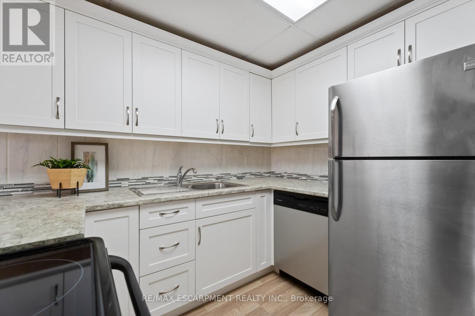 Photo 5 of 10 8646 Willoughby Drive, Niagara Falls ON