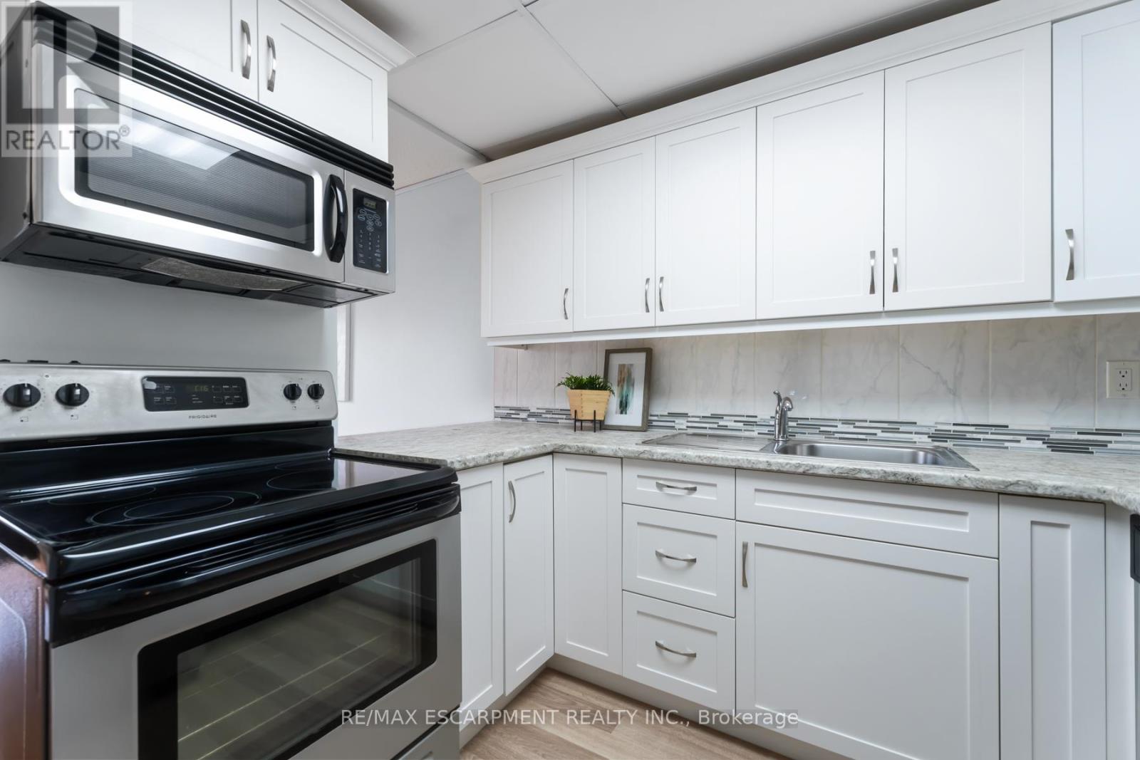 Photo 11 of 10 8646 Willoughby Drive, Niagara Falls ON