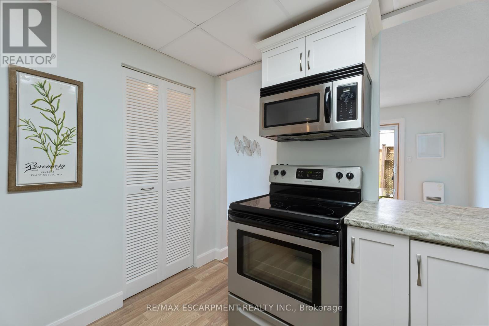 Photo 12 of 10 8646 Willoughby Drive, Niagara Falls ON