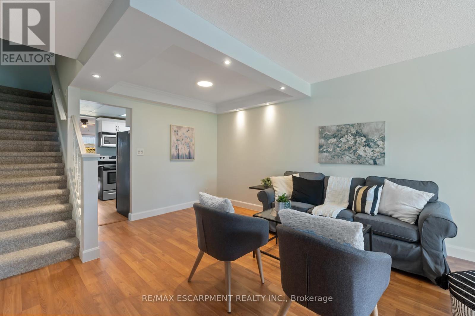 Photo 8 of 10 8646 Willoughby Drive, Niagara Falls ON