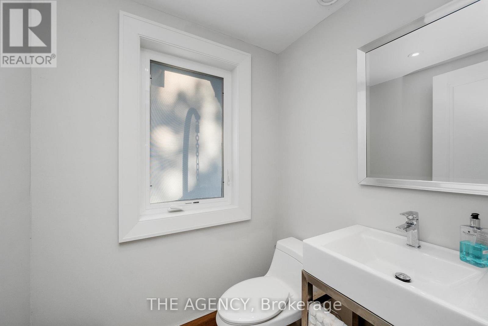 Photo 38 of 49 Bayside Court, Vaughan ON