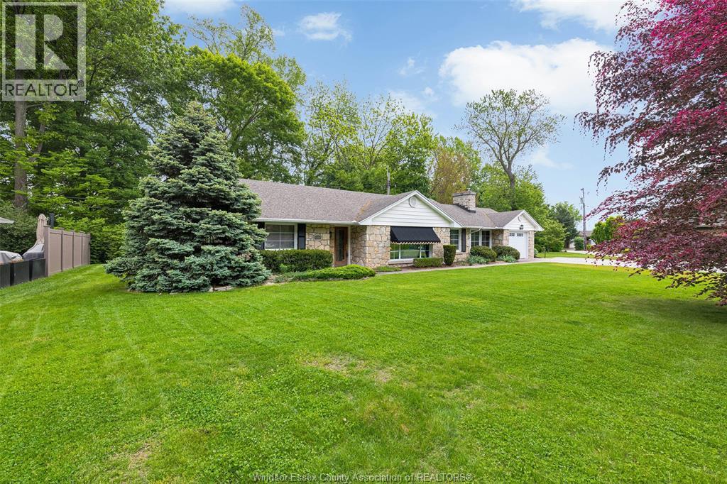 Photo 3 of 1506 Whitewood, Kingsville ON
