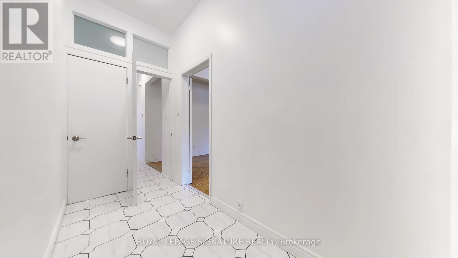 Photo 2 of Main 247 Palmerston Avenue, Toronto ON