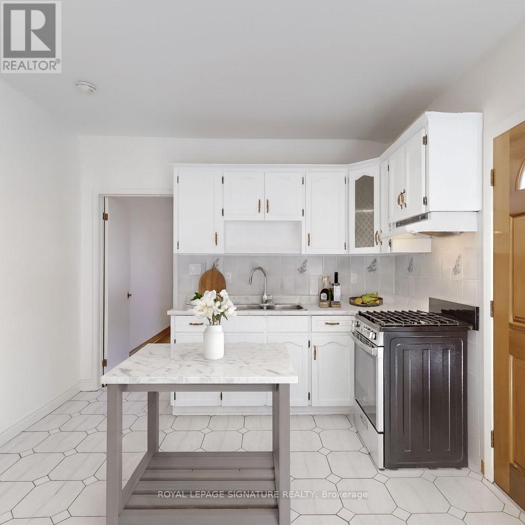 Photo 6 of Main 247 Palmerston Avenue, Toronto ON