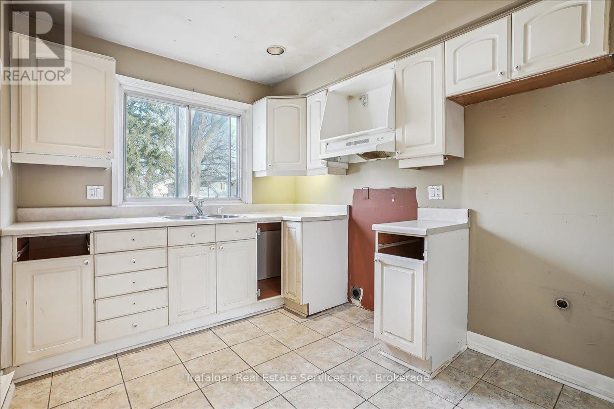 Photo 16 of 66 Worthington Drive, Oakville ON