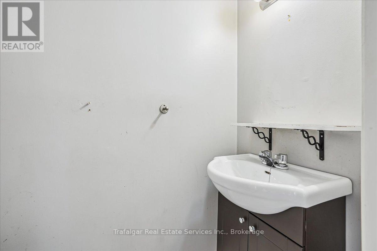 Photo 8 of 66 Worthington Drive, Oakville ON