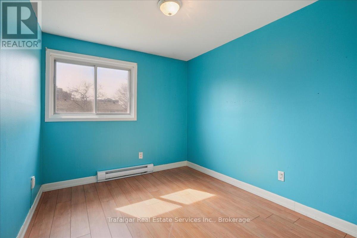 Photo 4 of 66 Worthington Drive, Oakville ON