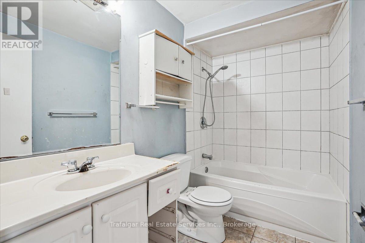 Photo 23 of 66 Worthington Drive, Oakville ON