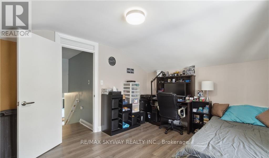 Photo 5 of 207 Thorold Road N, Welland ON
