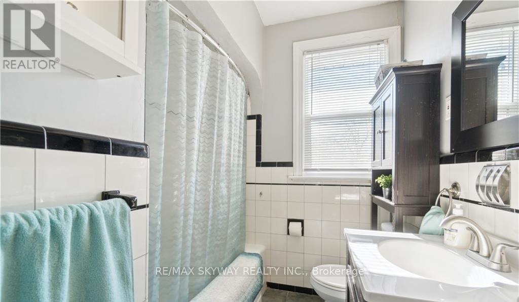 Photo 6 of 207 Thorold Road N, Welland ON