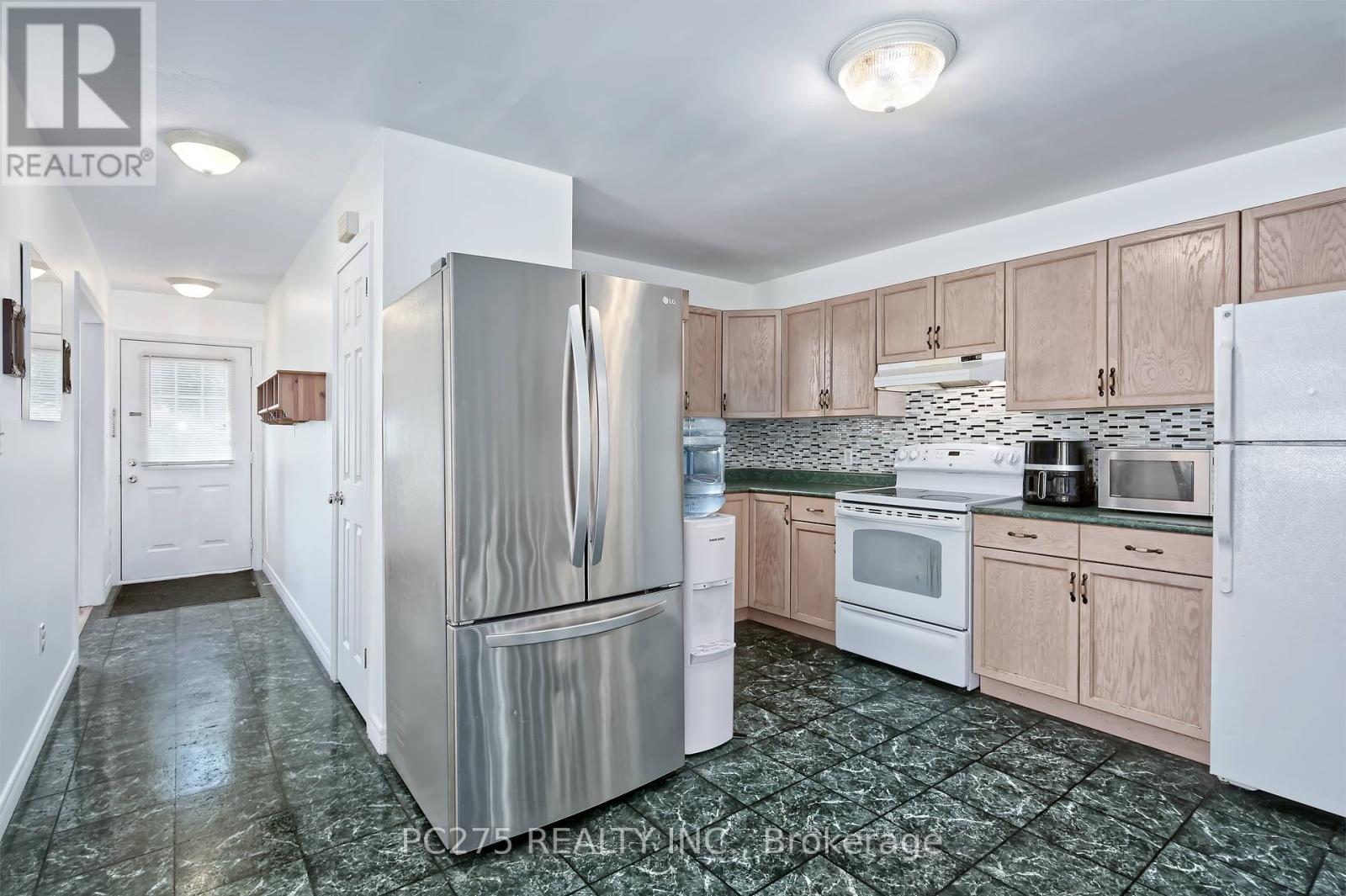 Photo 4 of 402 Chestnut Street, St Thomas ON