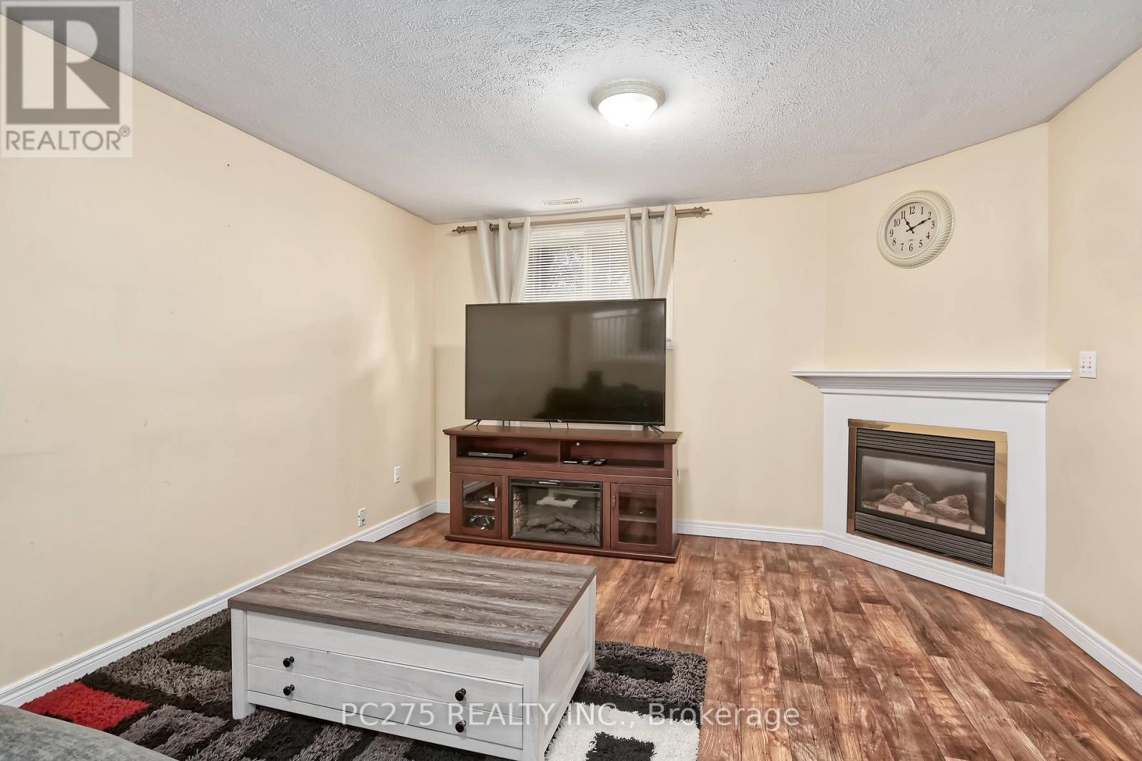 Photo 3 of 402 Chestnut Street, St Thomas ON