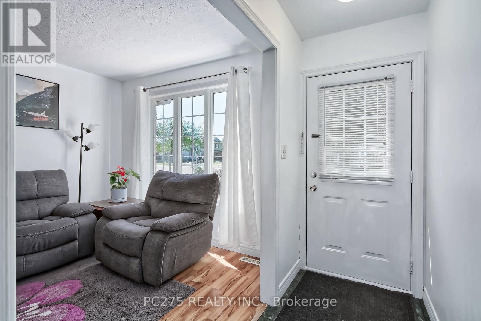 Photo 11 of 402 Chestnut Street, St Thomas ON