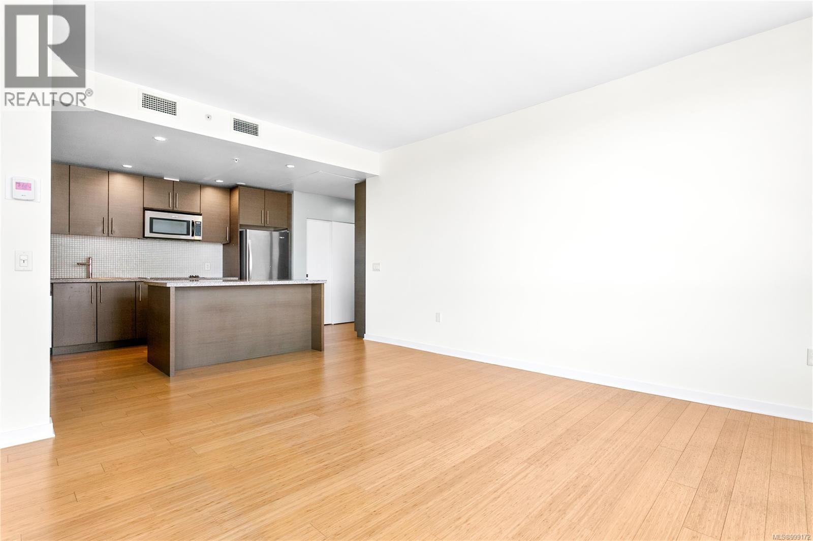Photo 2 of 305 399 Tyee Rd, Victoria BC