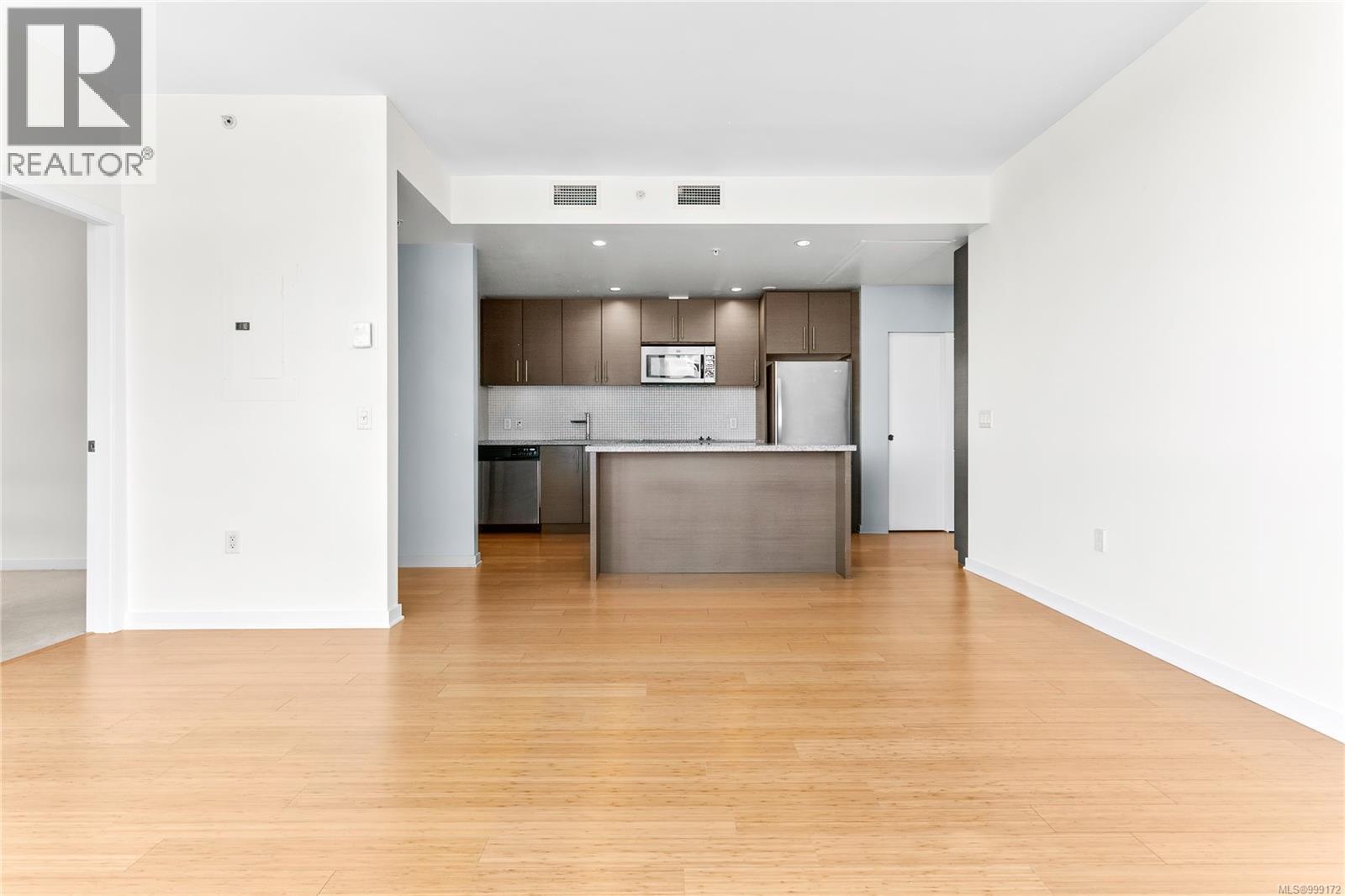 Photo 3 of 305 399 Tyee Rd, Victoria BC