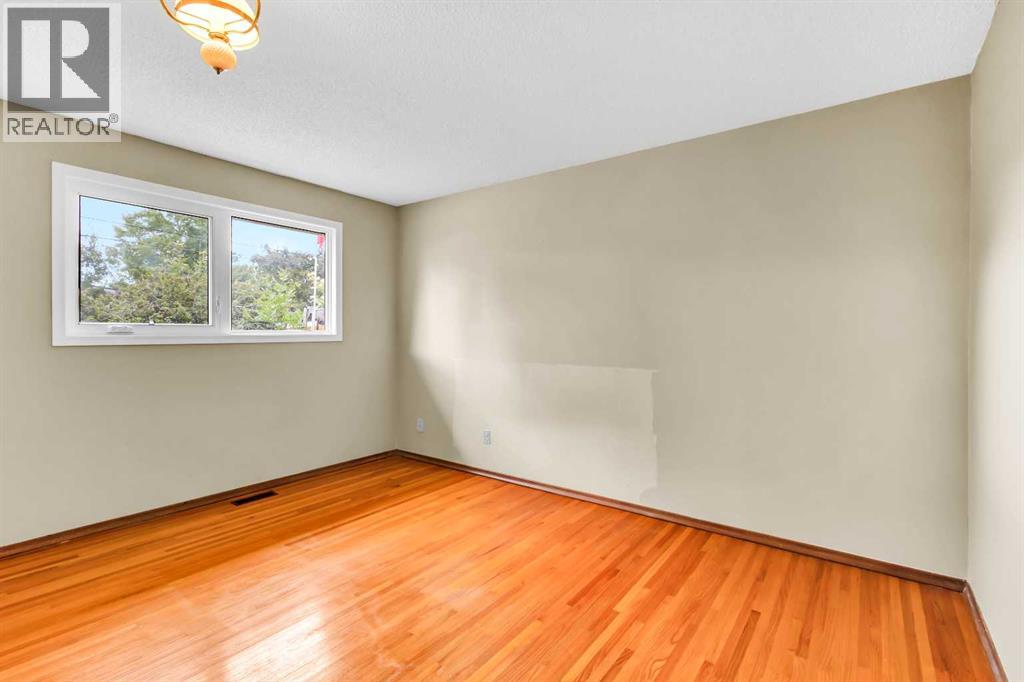 Single Family House Bungalow for Sale in  Hunterfield Road NW Huntington Hills Calgary 